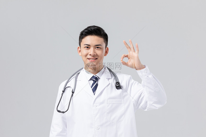 听诊器挂在脖子上的医生OK手势形象图片
