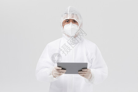 穿防护服的医护人员使用平板电脑图片