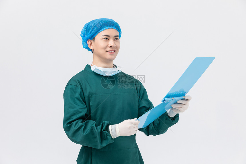 穿着手术服拿文件夹的医生图片