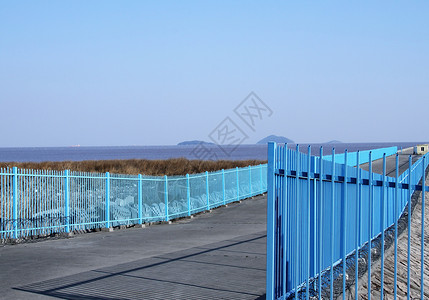 仿木护栏海边防波堤上的安全护栏背景