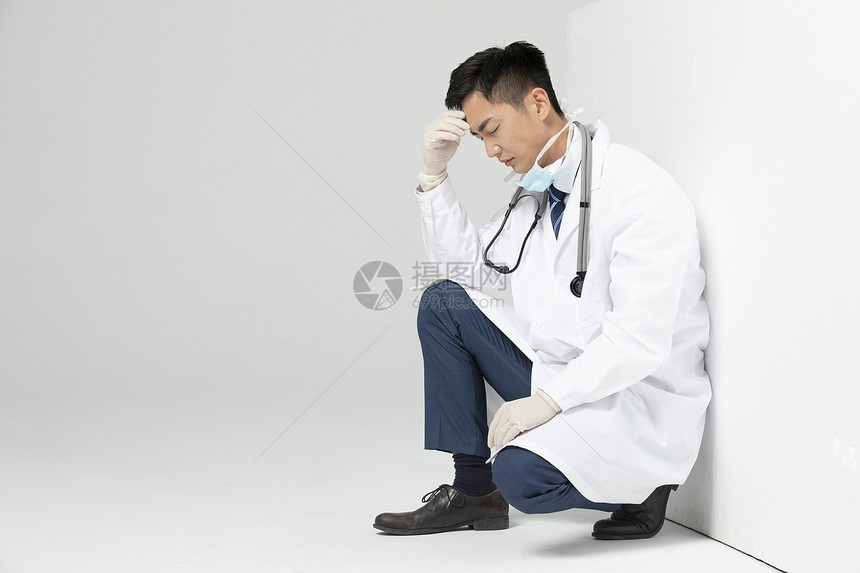抗疫医生痛苦蹲在墙角图片