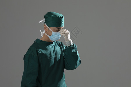 男性手术服医生戴口罩图片