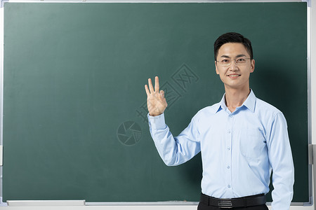 黑板前的男性教师讲课考试高清图片素材