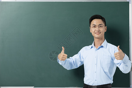 黑板前的男性教师讲课课堂高清图片素材