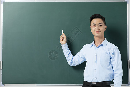 黑板前的男性教师讲课亚洲人高清图片素材