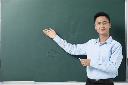 黑板前的男性教师讲课人物高清图片素材