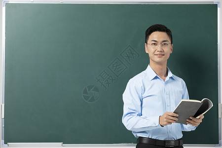 黑板前的男性教师讲课奋斗高清图片素材