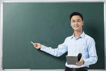 黑板前的男性教师讲课学校高清图片素材