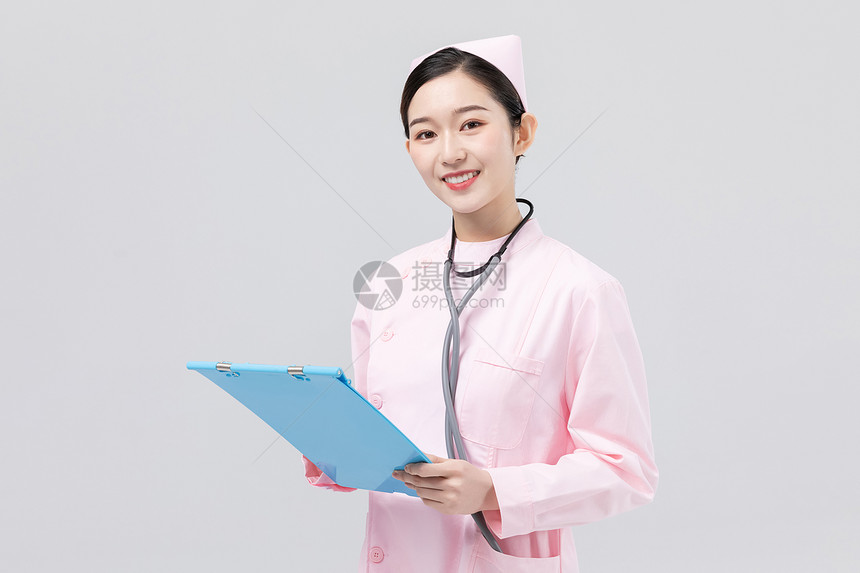 手拿文件夹的护士图片