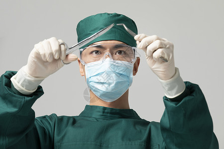 男性手术服医生拿着手术剪刀东方人高清图片素材