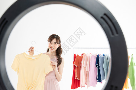 美女时尚主播手机直播卖衣服中国人高清图片素材