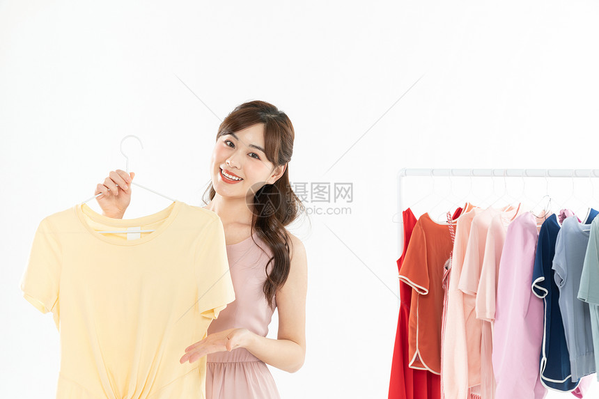 时尚美女主播直播挑选衣服图片