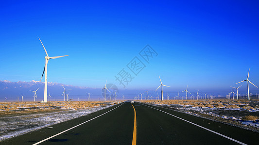 荒漠中公路新疆荒漠公路风力发电站风车背景