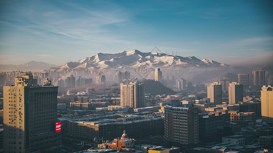 雪山云雾新疆乌鲁木齐市清晨城市日出风景图背景