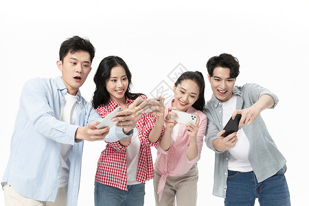 年轻人一起玩手机游戏高清图片