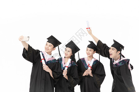 大学毕业生用手机自拍毕业照中国人高清图片素材
