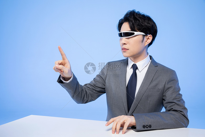 商务科技男士触摸屏幕动作图片