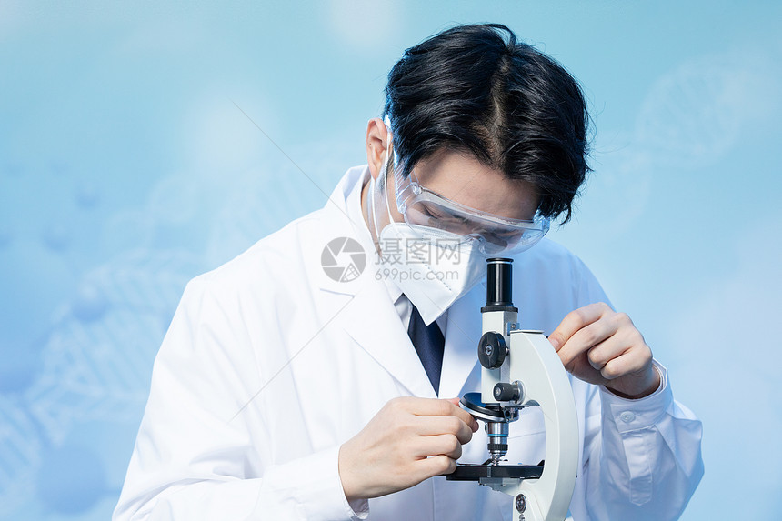 医疗科研人员使用显微镜做研究图片