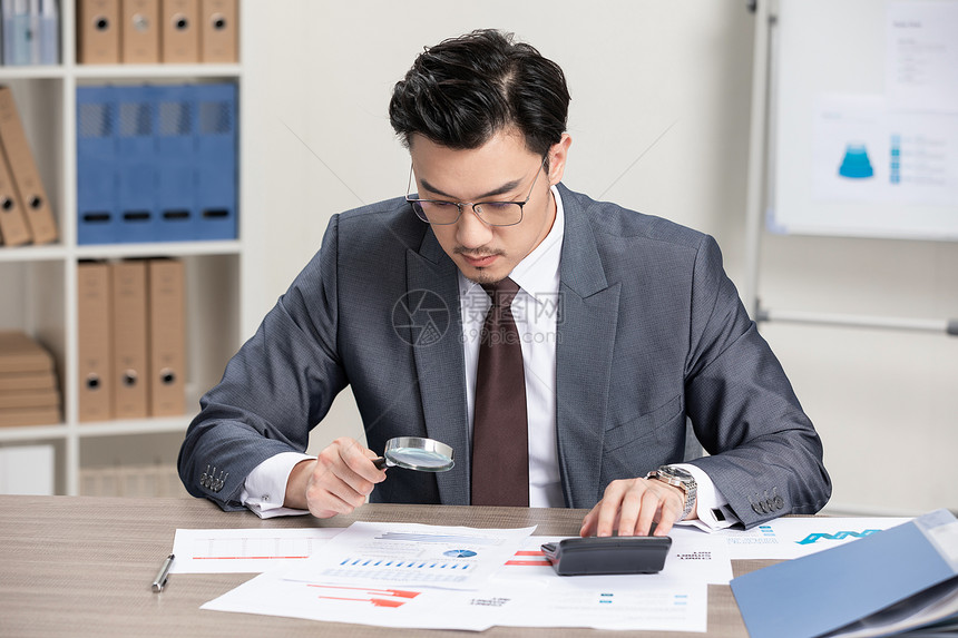 商务男性金融理财图片