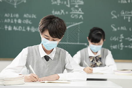 学习宣传展架戴口罩写作业的中学生背景