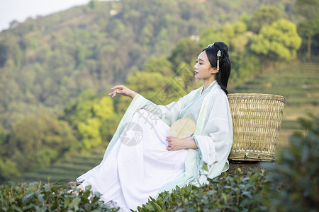 中版古装素材汉服古装美女坐在茶园中休息背景