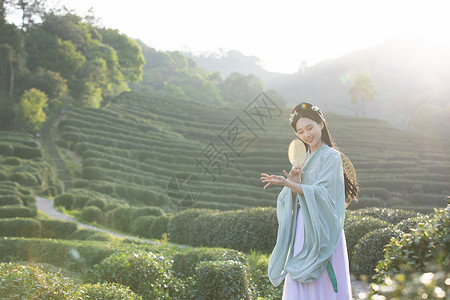 汉服古装美女茶园里跳舞图片