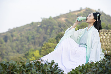 中版古装素材汉服古装美女坐在茶园中饮茶背景