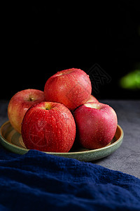 新鲜的红富士苹果背景图片