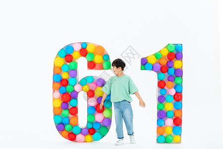 小男孩放飞气球在六一模型前的小男孩背景
