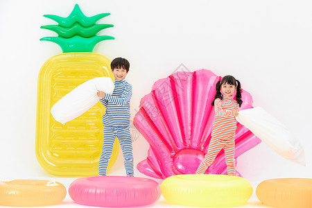 四个可爱菠萝在游泳圈里枕头大战的睡衣儿童背景