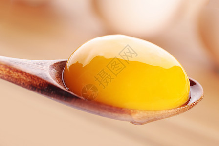 白水蛋盛在勺子上的鸡蛋黄背景