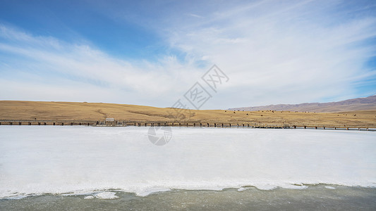 新疆旅行冰雪覆盖的道路图片