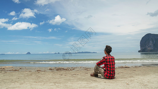 海边少年背影图片