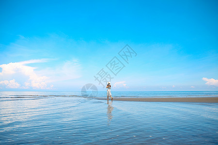 海边美女奔跑背影背景图片