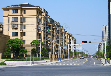 小区道闸城市小区楼盘和道路口的红绿灯背景