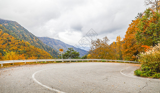 日本南阿尔卑斯日本阿尔卑斯山上道路的秋天风景背景