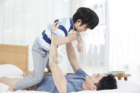 年轻爸爸和儿子亲密互动关爱高清图片素材