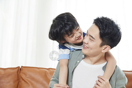 年轻爸爸和儿子亲密互动中国人高清图片素材