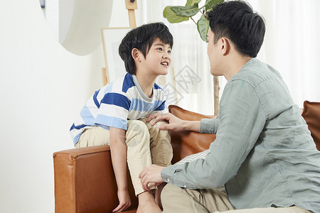 年轻爸爸和儿子亲密互动中国人高清图片素材