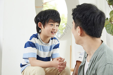 年轻爸爸和儿子亲密互动亚洲人高清图片素材
