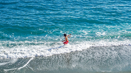 冲浪玩耍海边玩耍的小男孩背景