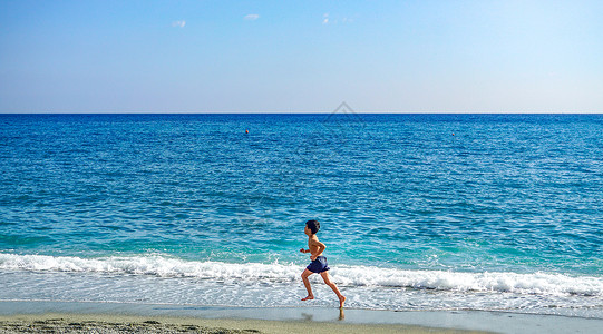 夏季游泳儿童海边奔跑的小男孩背景