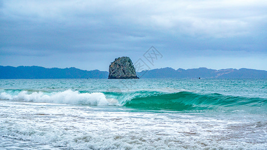 海面浪花风吹卷起的海浪背景