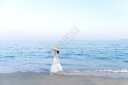 海边唯美美女休闲散步图片