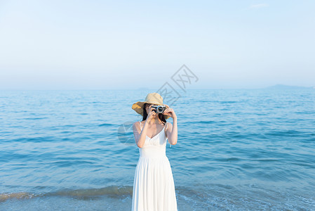 拍照摄影的海边女生图片