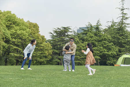 一家人户外郊游玩耍图片