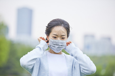 年轻女士户外戴口罩高清图片