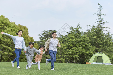 一家人旅行一家人户外牵手奔跑背景