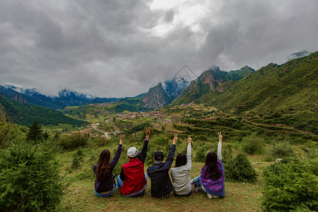 甘南风光风景甘南扎尕那打卡旅游团背影旅游照背景