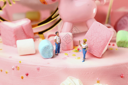 小猪佩奇矢量图趣味蛋糕上的情侣小人背景